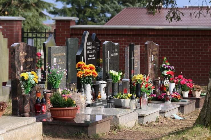 Tombe in fila al cimitero